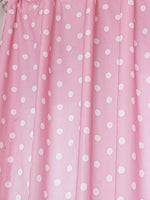 rideaux semi transparents pois roses fond rose tissu texturé moderne intérieur décoration féminine tringle