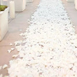 décoration mariage pétales rose blanc texturées intérieur romantique ambiance bougies