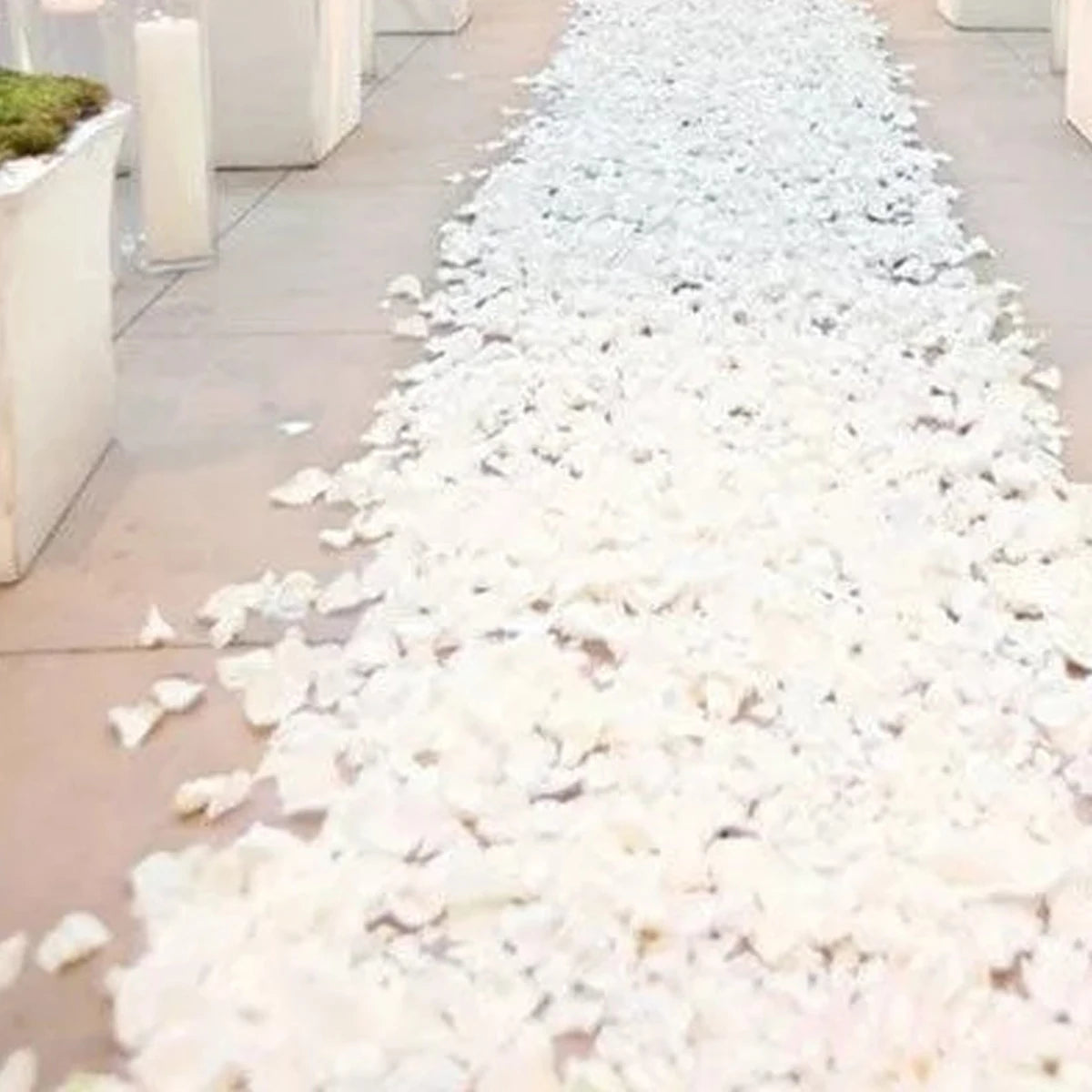 décoration mariage pétales rose blanc texturées intérieur romantique ambiance bougies