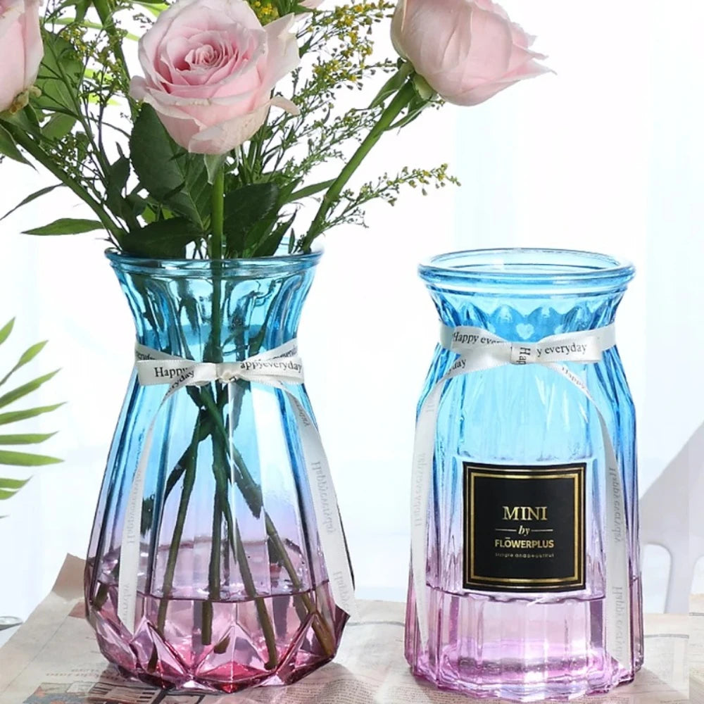 vases modernes élégants couleurs bleu violet rose facettes rayures opaques décoration intérieure arrangement fleurs
