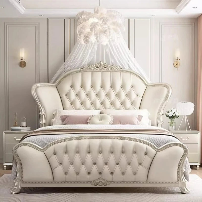 lit matelas large beige clair tufté ornements sculptés classique baroque tête lit sommier moderne