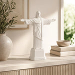 statue jésus christ blanc pose ouverte bras tendus base octogonale décoration intérieure religieuse chambre