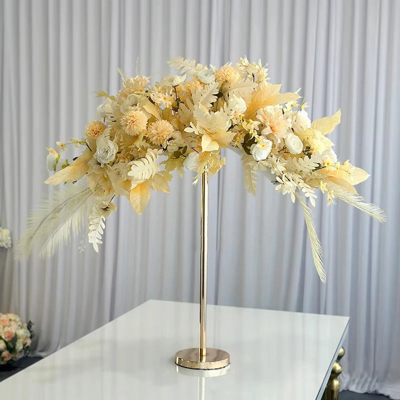 arche fer or moderne mariage décoration florale élégante roses blanches feuillage table