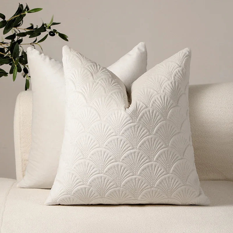 coussins carrés élégants texture plumes couleurs bordeaux blanc marron gris moderne