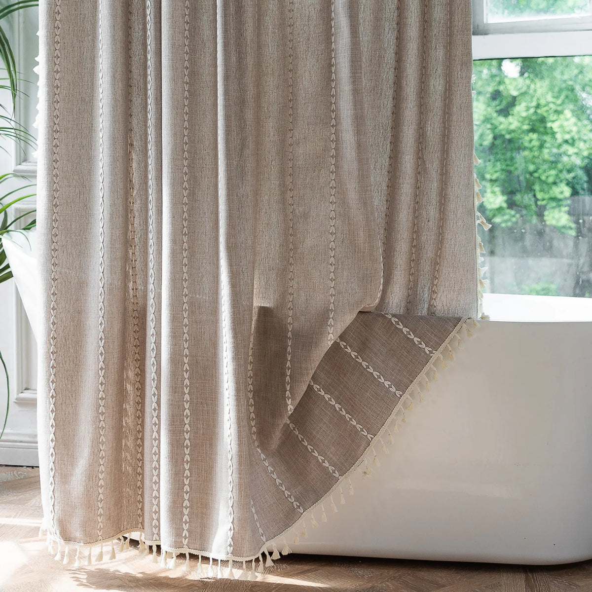 rideau moderne bohème beige clair gris clair rayures verticales franges opaques crochets métalliques