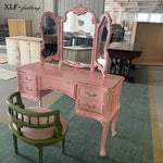 maquillage classique rose clair décorations baroques verre opaque tabouret miroir triptyque vase fleurs