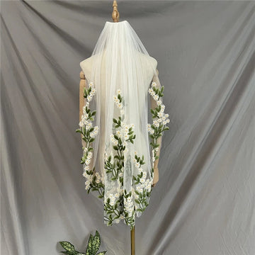 voile mariée tulle blanc brodé feuilles vertes fleurs blanches romantique floral cape femme