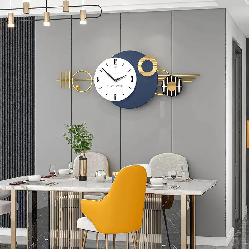 Horloge murale scandinave dans un salon moderne