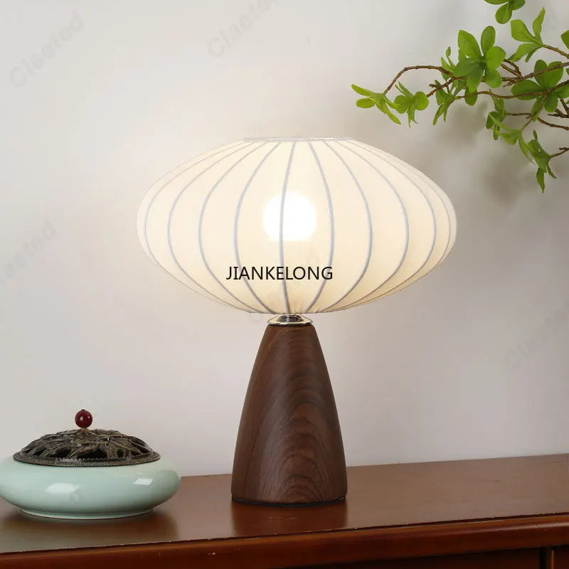 lampe table moderne abatjour plissé base bois blanc crème marron foncé led minimaliste