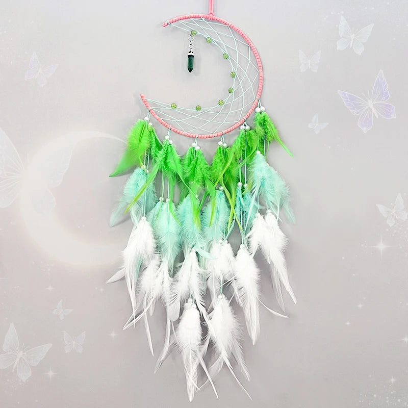 Un magnifique attrape-rêves circulaire aux couleurs vertes et blanches, orné de plumes douces et d'un pendentif en pierre verte, suspendu sur un fond gris lumineux.