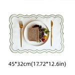 nappes decoratives blanc rouge bleu vert bordures ondulees assiettes blanches couverts dorés minimaliste 45x32cm