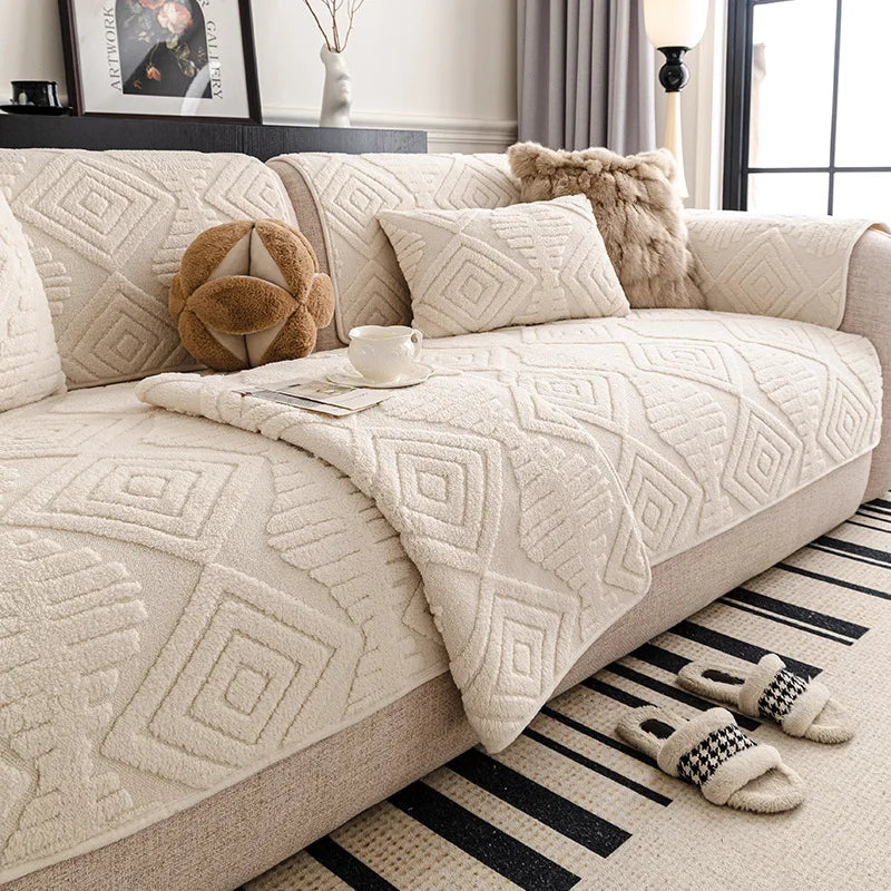 Un salon accueillant avec un canapé confortable, des coussins moelleux et des accessoires décoratifs, le tout dans des tons neutres créant une ambiance chaleureuse et apaisante.