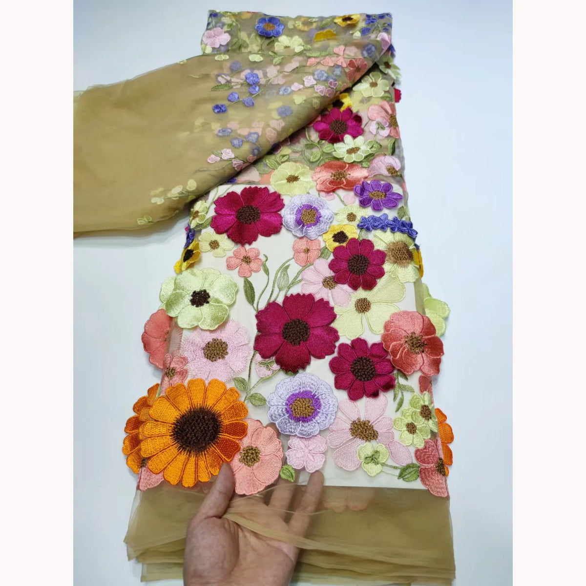 tissu brocart fleurs reliefs multicolore rose bleu vert jaune blanc biodegradable longueur 150cm echangable