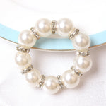 broches classiques dorées strass bracelet classique soie blanche anniversaire mariage décoration table