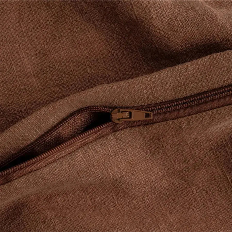 Un pull beige en tricot avec une fermeture éclair sur le côté.