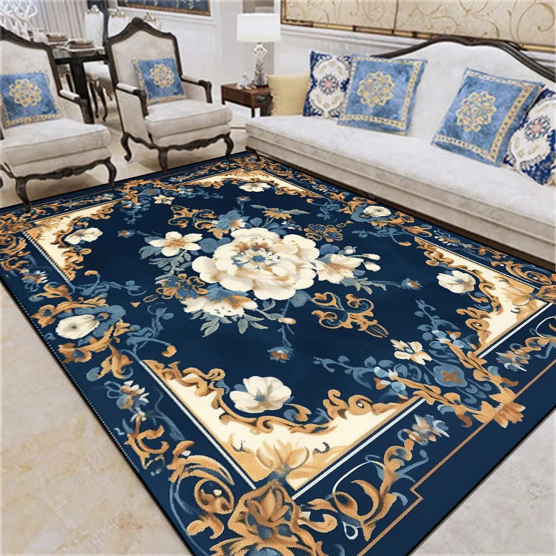 Le tapis bleu foncé avec des motifs floraux dorés et blancs crée une ambiance chaleureuse et élégante dans ce salon meublé avec des fauteuils anciens.