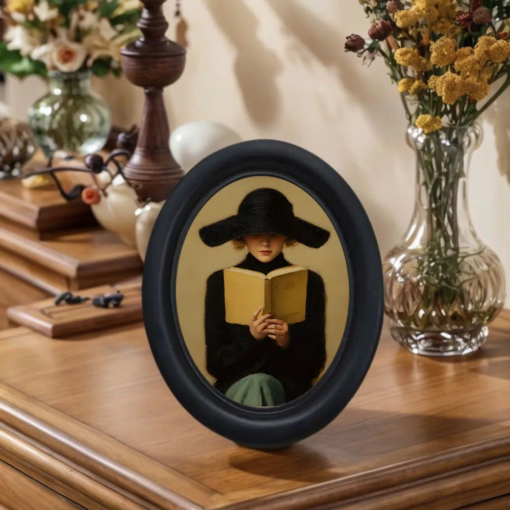 cadre photo ovale noir mat classique décoration murale bois femme lisant