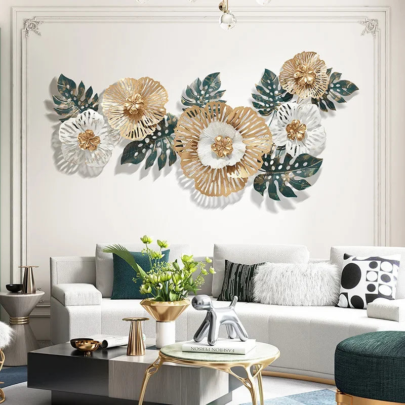 Détail des motifs abstraits Ginkgo sur la décoration murale en métal