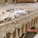 Magnifique couvre-lit décoré de magnifiques motifs floraux et de dentelle.