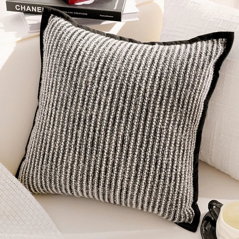 housse coussin décoration moderne motif géométrique brodé noir blanc pompons maison luxe
