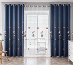Rideaux décoratifs pour chambre d'enfant avec motifs d'astronautes et de fusées, parfaits pour une décoration sur le thème de l'espace. Ces rideaux occultants bleu marine ajoutent une touche ludique et colorée à la pièce tout en offrant une protection efficace contre la lumière. Idéal pour créer une ambiance de rêve dans la chambre des petits explorateurs.