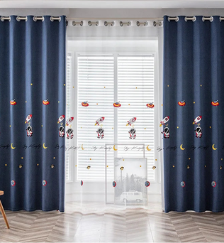 Rideaux décoratifs pour chambre d'enfant avec motifs d'astronautes et de fusées, parfaits pour une décoration sur le thème de l'espace. Ces rideaux occultants bleu marine ajoutent une touche ludique et colorée à la pièce tout en offrant une protection efficace contre la lumière. Idéal pour créer une ambiance de rêve dans la chambre des petits explorateurs.