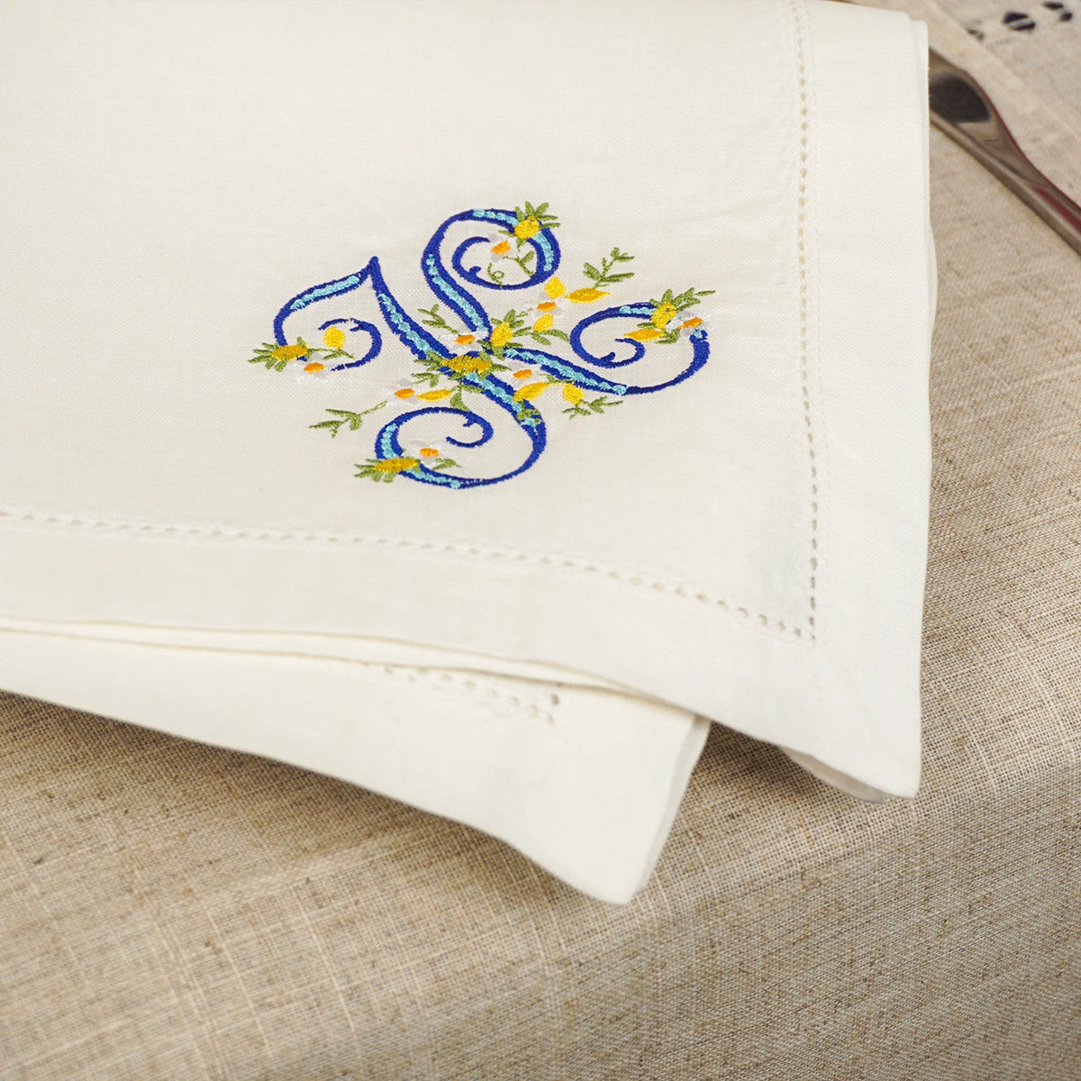 serviette table lin blanc broderie fleurs bleues jaunes décoration mariage
