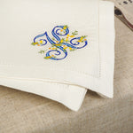 serviette table lin blanc broderie fleurs bleues jaunes décoration mariage