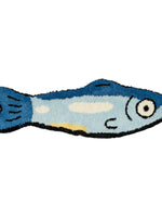 tapis créatif dessin animé poisson stylisé souriant motifs géométriques bleu blanc jaune noir maison