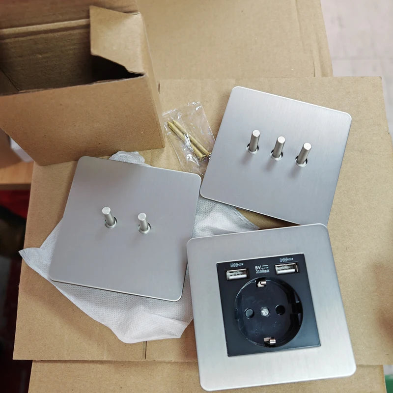prise électrique moderne argentée usb fixation trois prises murales minimaliste