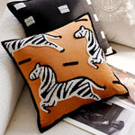 housse coussin brodé chevaux stylisés moderne marron noir blanc 45x45cm polyester adhésif chambre maison