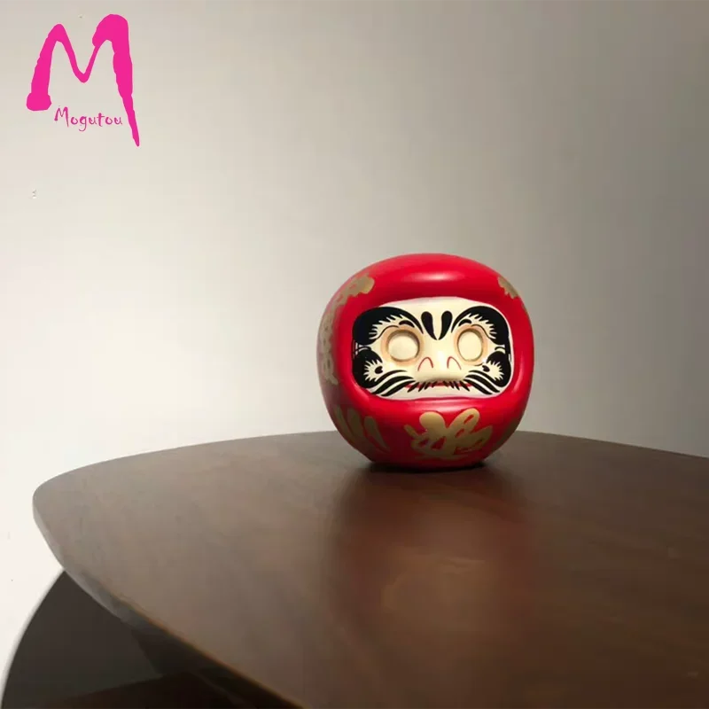 statuette japonaise daruma rouge blanche visage sourire yeux grands ouverts motifs dorés traditionnels décoration