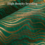 Motif de tissage à haute densité aux couleurs vives de vert et d'or formant des vagues ondulées.