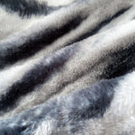 Texture douce et épaisse de fourrure grise et noire, idéale pour une couverture d'hiver confortable.