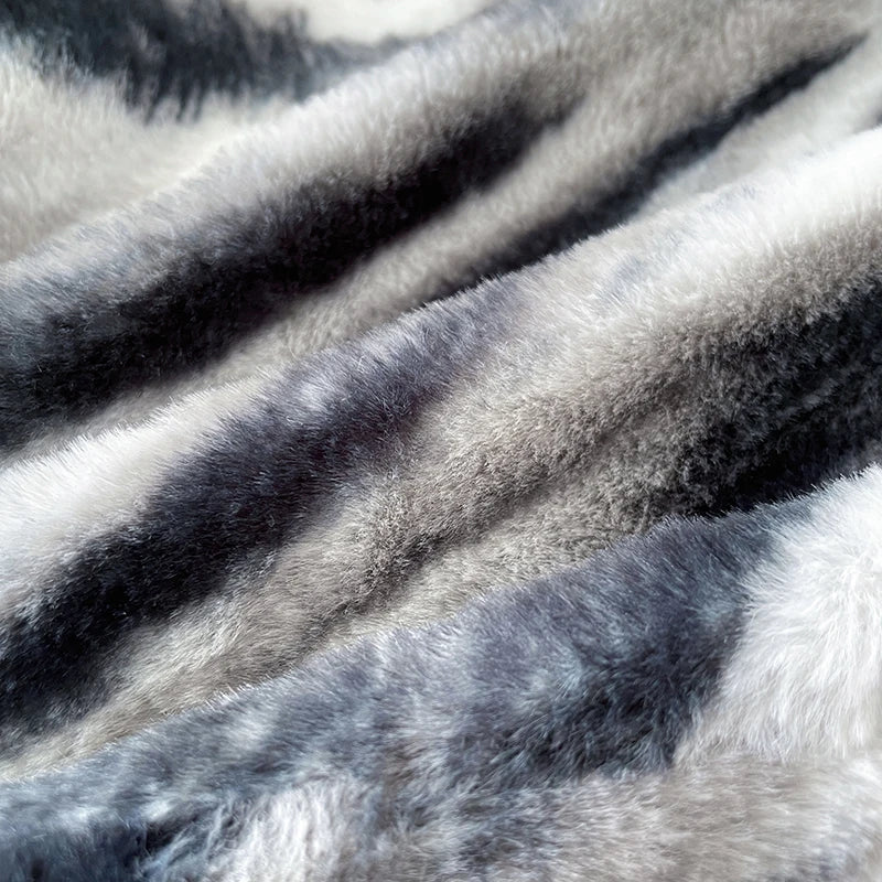 Texture douce et épaisse de fourrure grise et noire, idéale pour une couverture d'hiver confortable.