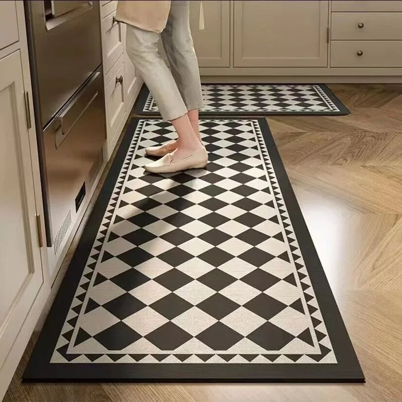 Tapis à carreaux noir et blanc dans une cuisine moderne avec plancher en bois.