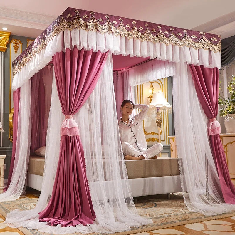 Un lit en laiton doré avec de somptueux rideaux rose et blanc, créant une atmosphère princière et raffinée dans la chambre.