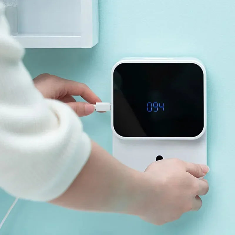 distributeur savon liquide automatique blanc mat moderne adhésif tête distribution bouton déclenchement