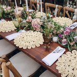 Set de table rotin tressé main style bohème sur une table en bois