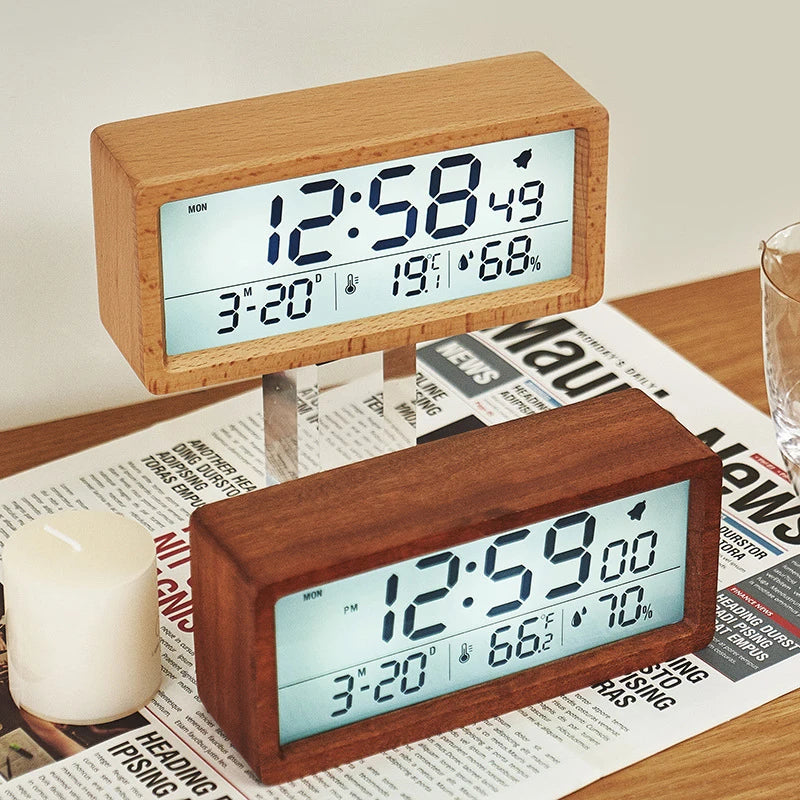 Réveil en bois vert multifonctionnel sur table de chevet dans une chambre moderne