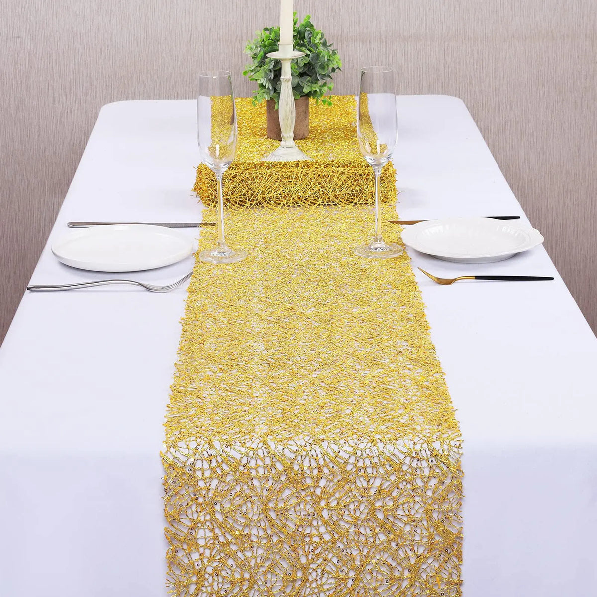tableau decoratif tissage or blanc vert transparent festif assiettes verres bougies fleurs plantes serviettes
