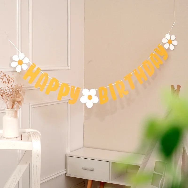 guirlande fleurs anniversaire mariage blanc jaune simple décoration minimaliste océillets inclusion ruban protection