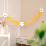 guirlande fleurs anniversaire mariage blanc jaune simple décoration minimaliste océillets inclusion ruban protection