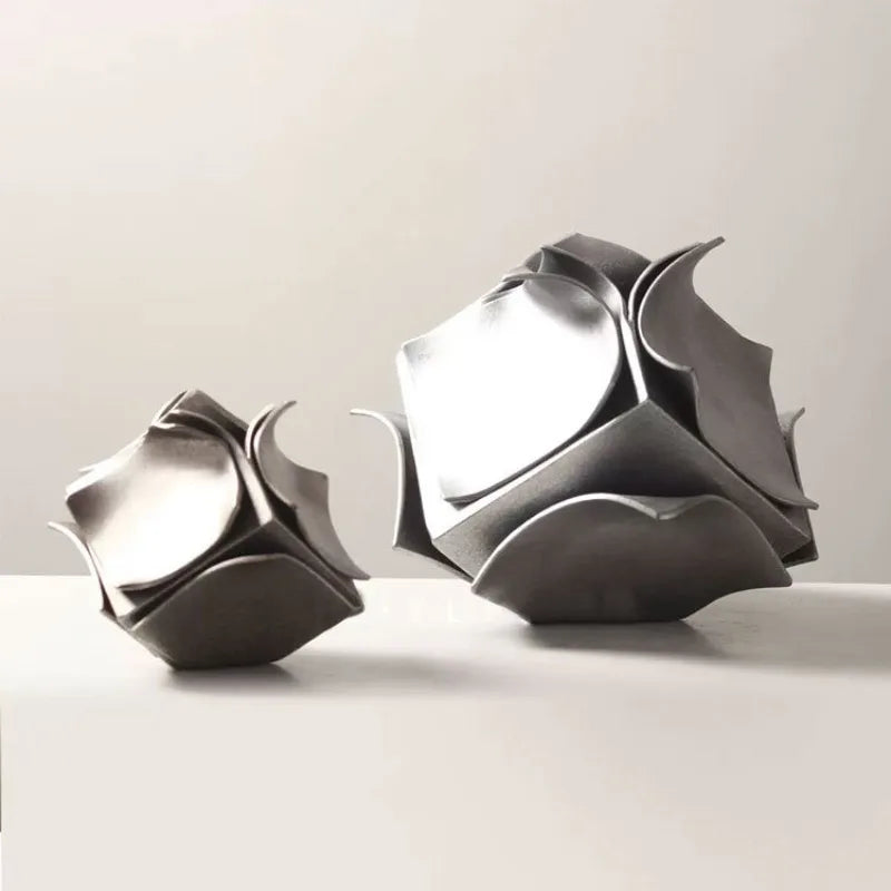 vases intérieurs modernes métal gris blanc décoratifs table élégants sculpturaux fleurés