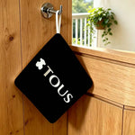 serviette toilette moderne noir rose logo tous chien symboles coeurs paix