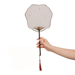 éventail traditionnel classique élégant papier fin motifs floraux poignée bois tassel rouge vert clair
