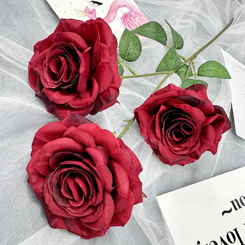 Bouquet roses artificielles soie rouge rose blanc violet feuilles vertes moderne décoration intérieure table