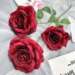 Bouquet roses artificielles soie rouge rose blanc violet feuilles vertes moderne décoration intérieure table
