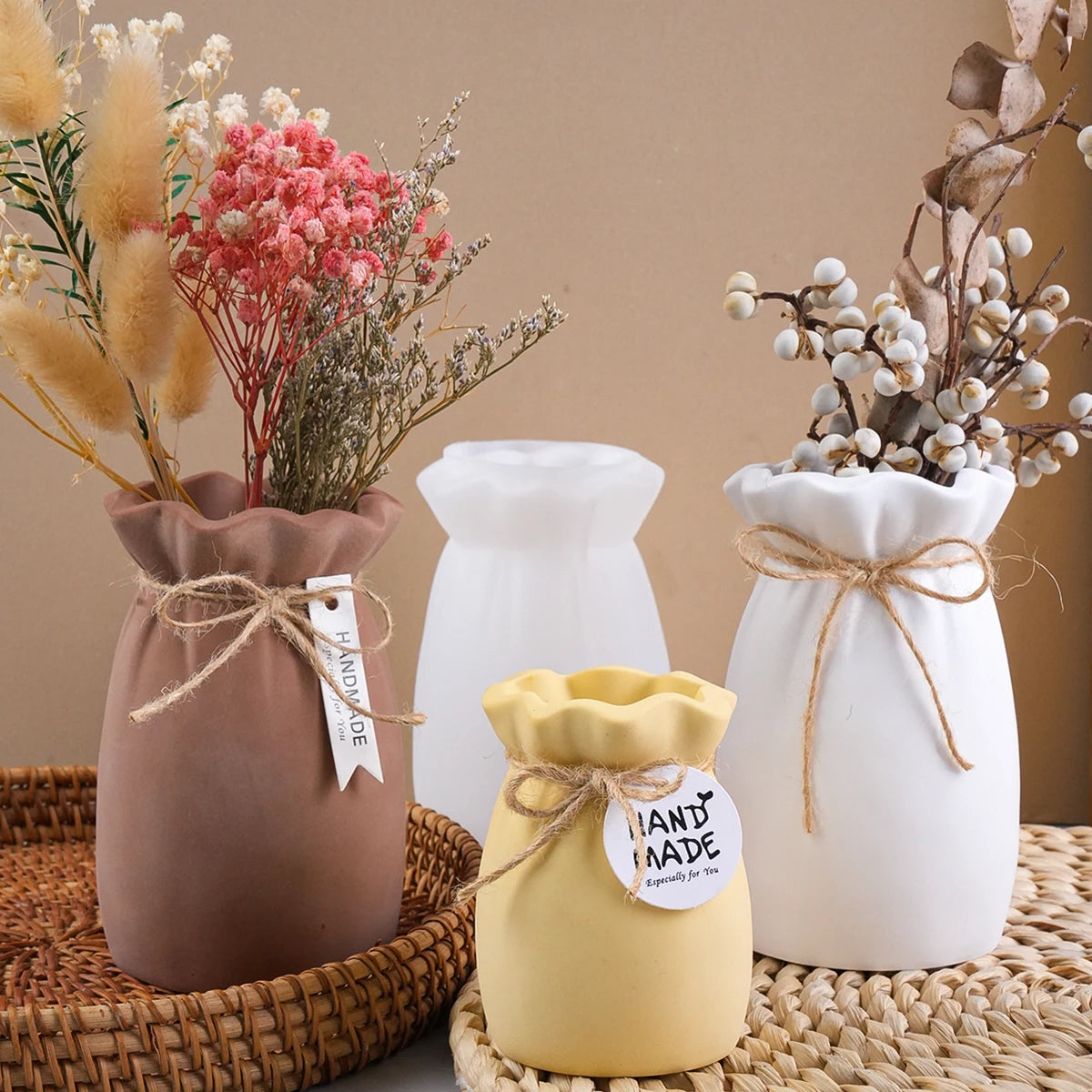 vases silicone marron blanc jaune fleurs séchées moderne minimaliste hand made ruban jute éléments