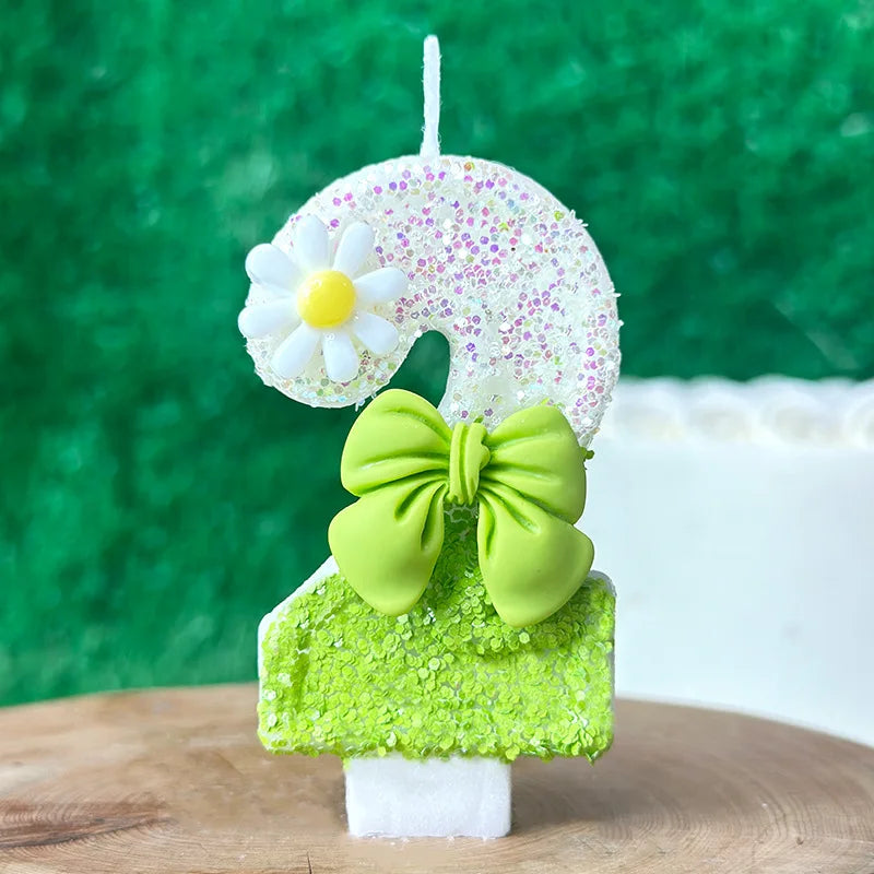 bougies anniversaire fleurs blanches jaunes ruban vert décor enfant paillettes multicolores festives gâteau